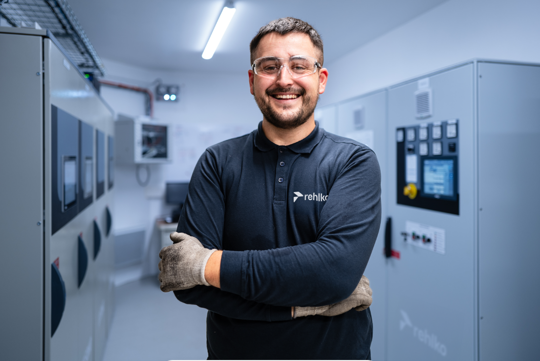 KOHLER Service France, c’est 110 techniciens formés pour assurer la mise en conformité et l’entretien de votre équipement, quelle que soit sa marque, prêts à intervenir en moins de 4 heures, 7j/7, 24h/24.