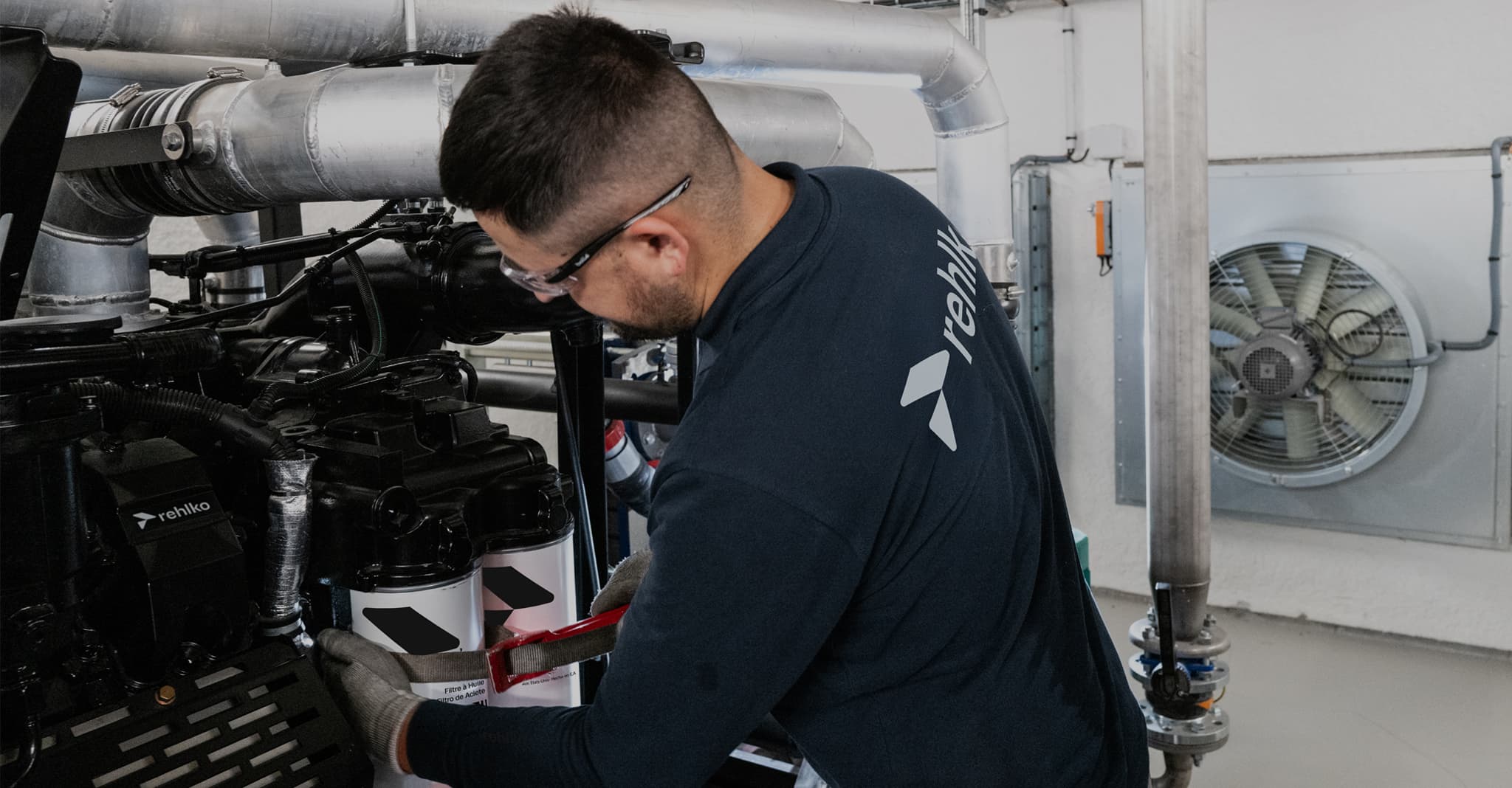 Technicien Rehlko en cours de maintenance sur un groupe électrogène.