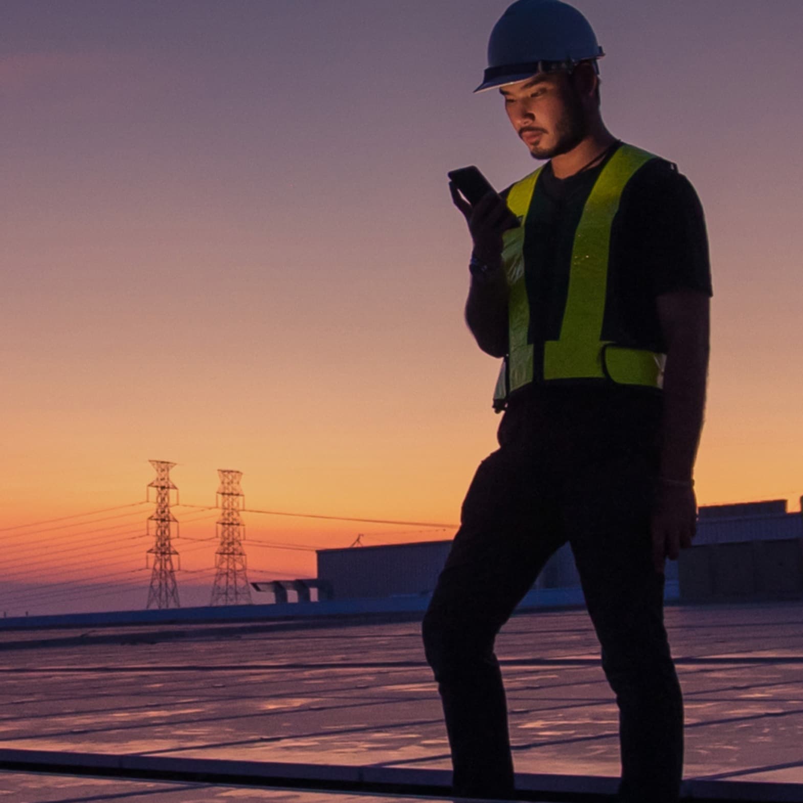 Lever et coucher de soleil sur un centre de données, avec un téléphone mobile et des lignes électriques.